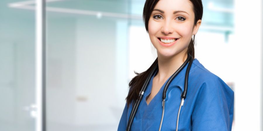Trabajar en Dubái como Enfermera beneficios